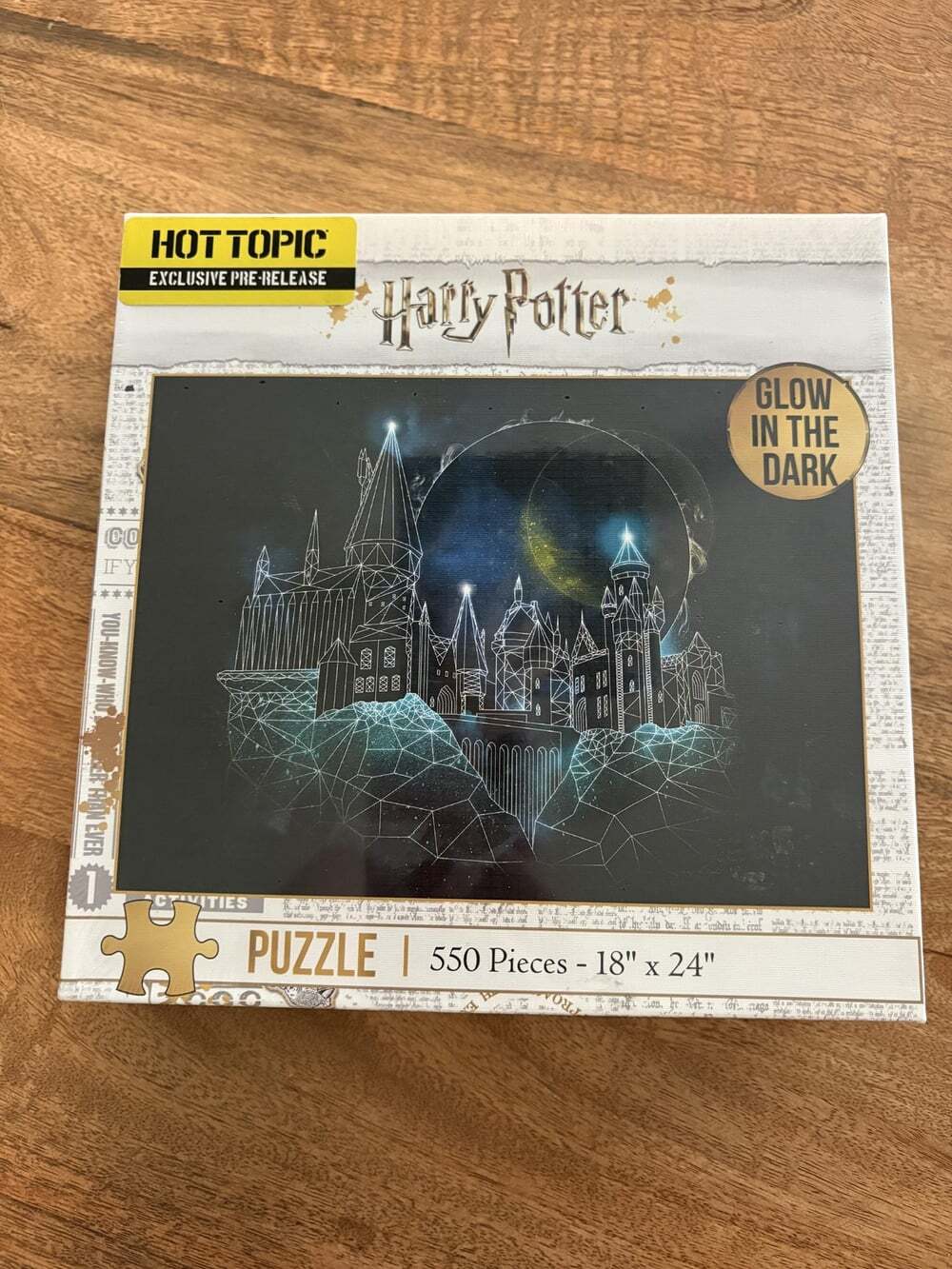 USAopoly Harry Potter Magic Hogwarts 550 Piece Glow In Dark Jigsaw Puzzle Black